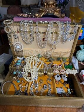 “ WONDERS FOUND “ VINTAGE JEWELRY FOR A POSHMARK SHOW AT 7PM ET